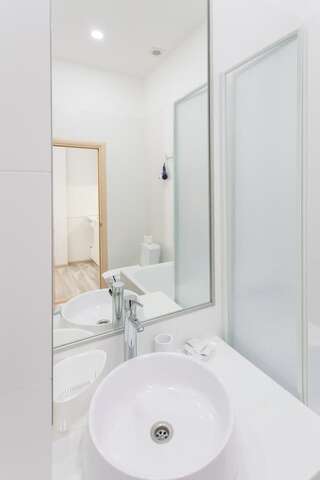 Апарт-отели Basseynaya Apart Hotel Киев Двухместный номер с 1 кроватью и балконом - Baseina street 3-8
